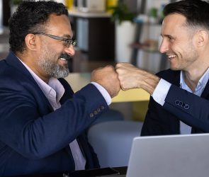 B2B Buyers Trust Peers Over AI Chatbots, Report Finds