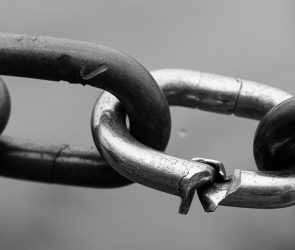 Google’s Mueller On First Link Priority & Link Obfuscation