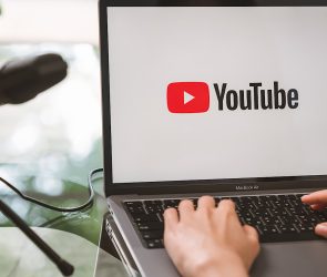 YouTube Moves Ahead of Spotify As UK’s Top Podcast Service